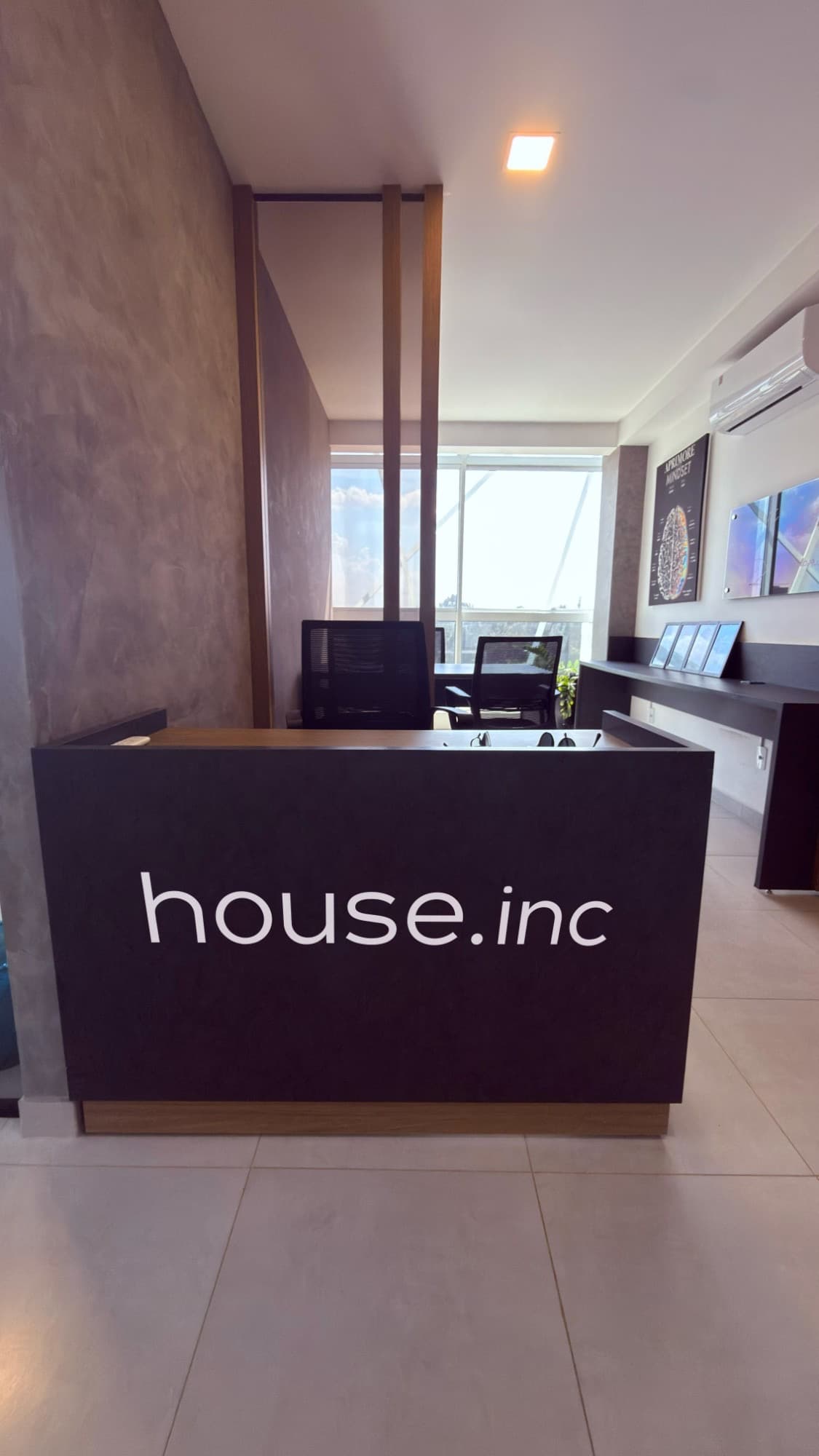 Balcão da recepção com o logo house.inc