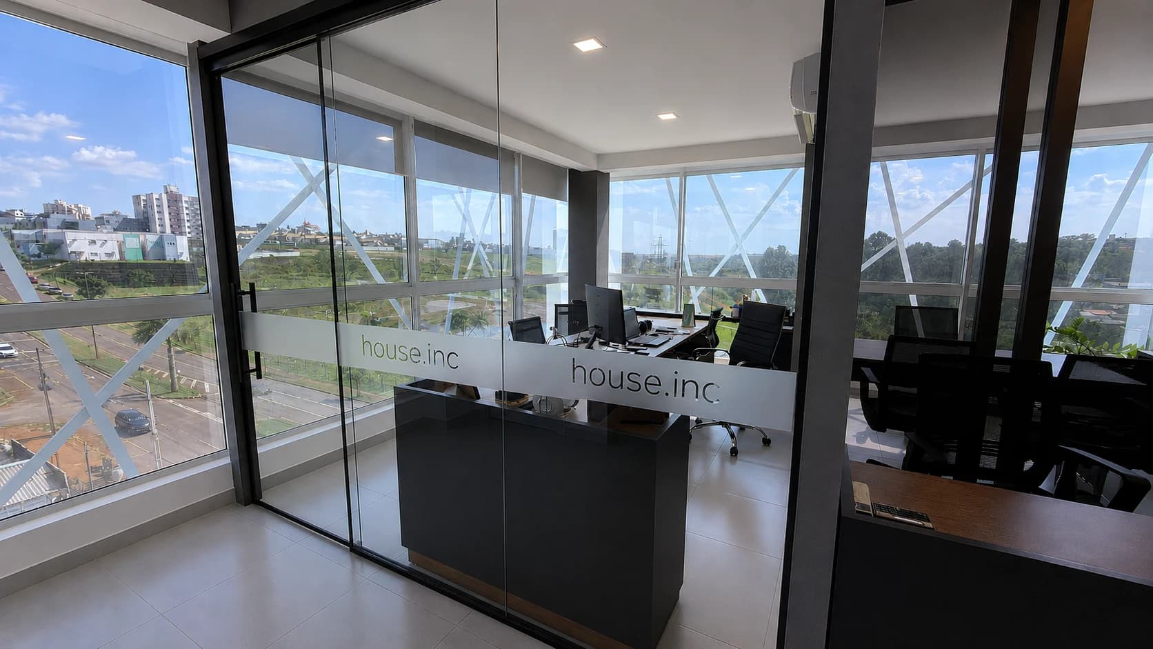 Sala de atendimento da house.inc, com vista da cidade pelas janelas